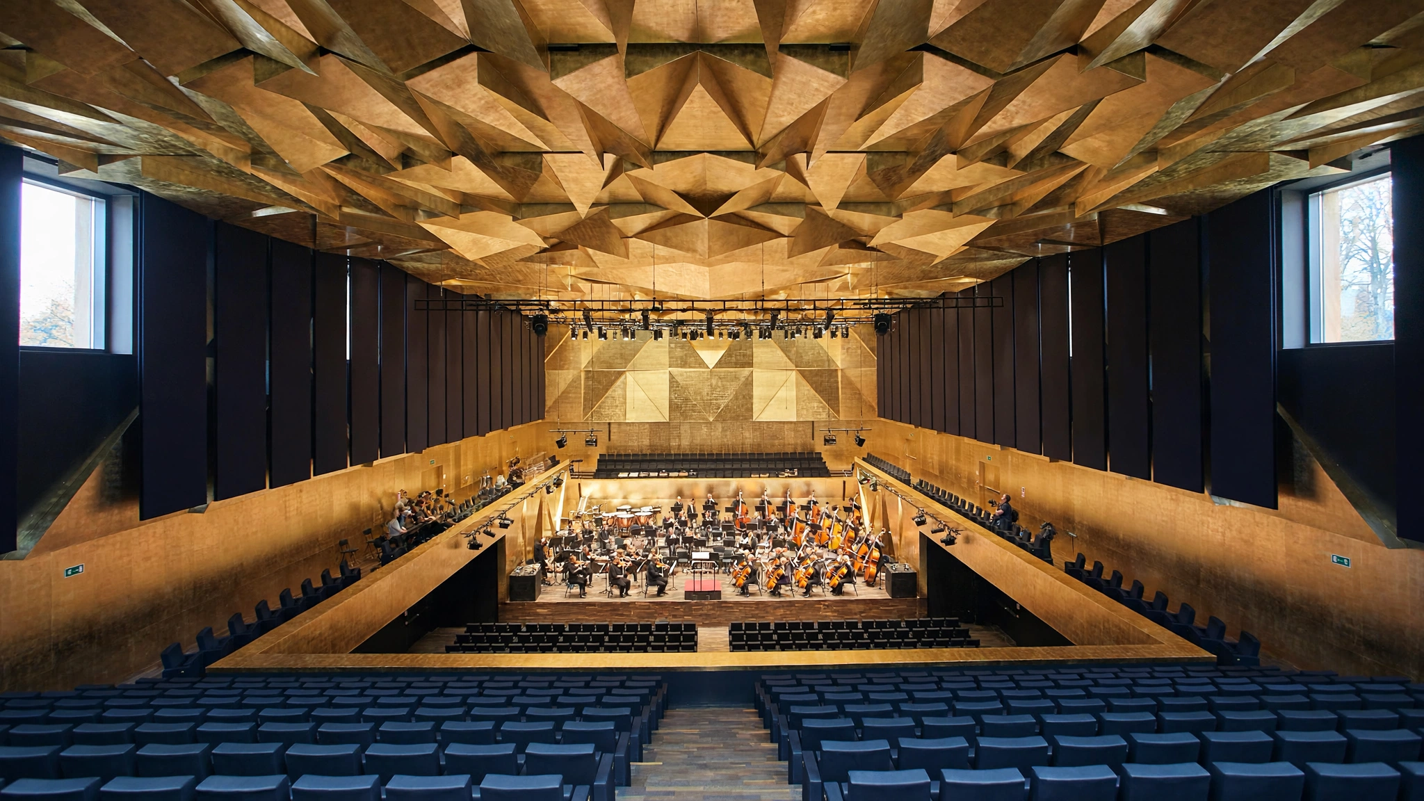 Wnętrze Filharmonii im. Mieczysława Karłowicza w Szczecinie z orkiestrą na scenie